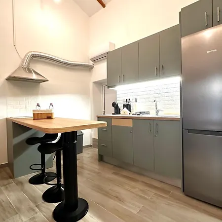 Mitropolis Places דירה